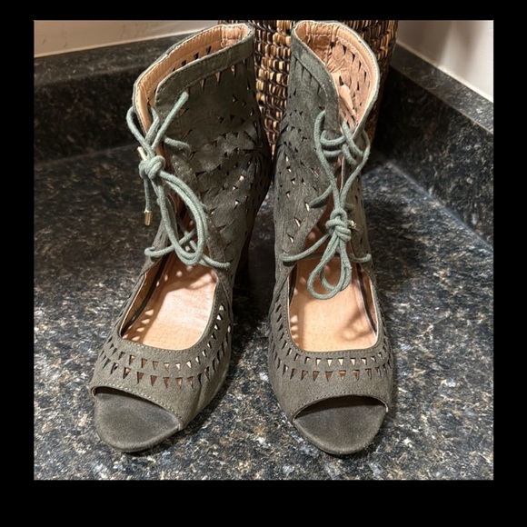 Lot American Eagle Yellow Slingback Wedge Sandals
Lace-Up Peep Toe Ankle Wedges - Picture 5 of 8